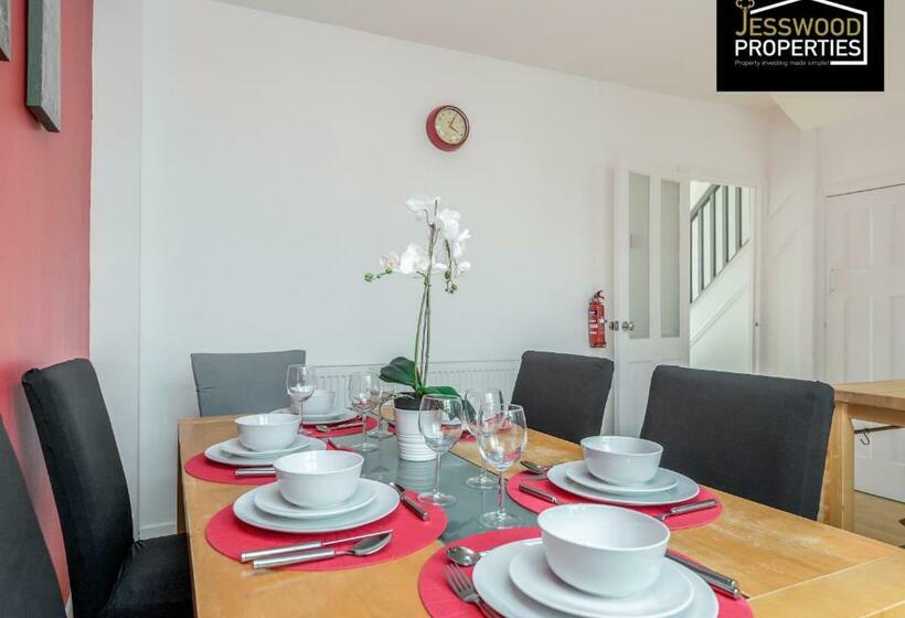 Modern Three Bedroom Contractor House With Free Parking Near M1 Luton Airport By Jesswood Properties