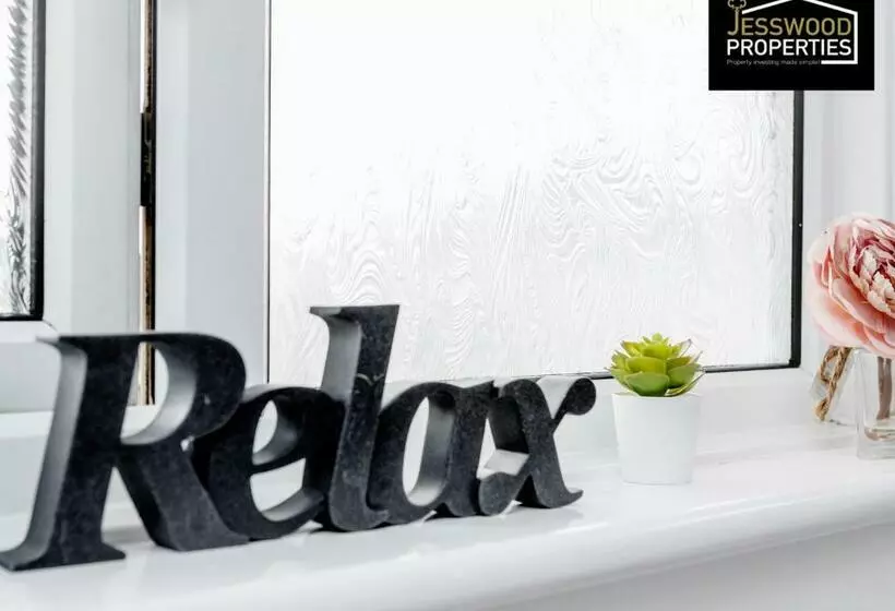 Modern Three Bedroom Contractor House With Free Parking Near M1 Luton Airport By Jesswood Properties