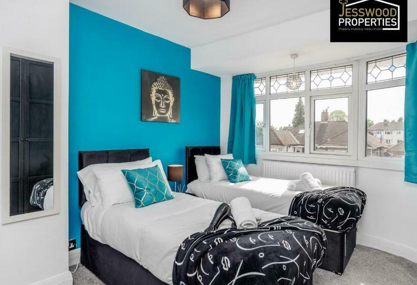 Modern Three Bedroom Contractor House With Free Parking Near M1 Luton Airport By Jesswood Properties