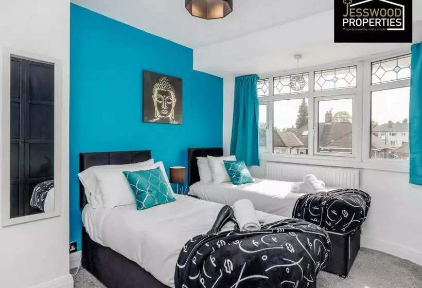 Modern Three Bedroom Contractor House With Free Parking Near M1 Luton Airport By Jesswood Properties