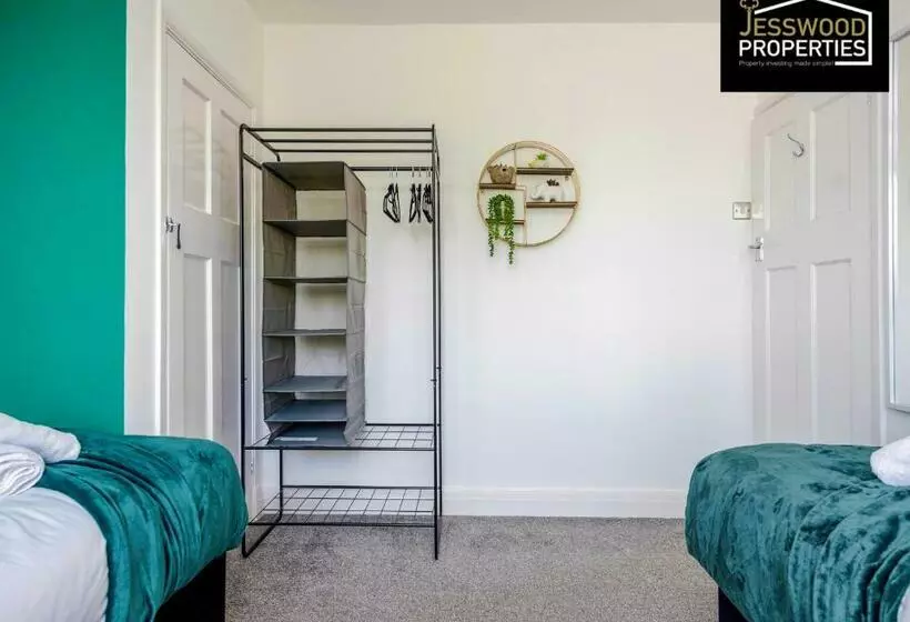 Modern Three Bedroom Contractor House With Free Parking Near M1 Luton Airport By Jesswood Properties