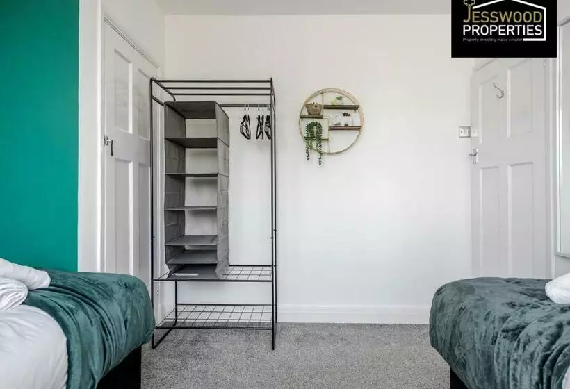 Modern Three Bedroom Contractor House With Free Parking Near M1 Luton Airport By Jesswood Properties