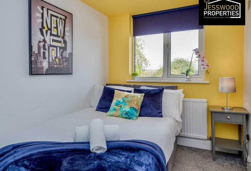 Modern Three Bedroom Contractor House With Free Parking Near M1 Luton Airport By Jesswood Properties