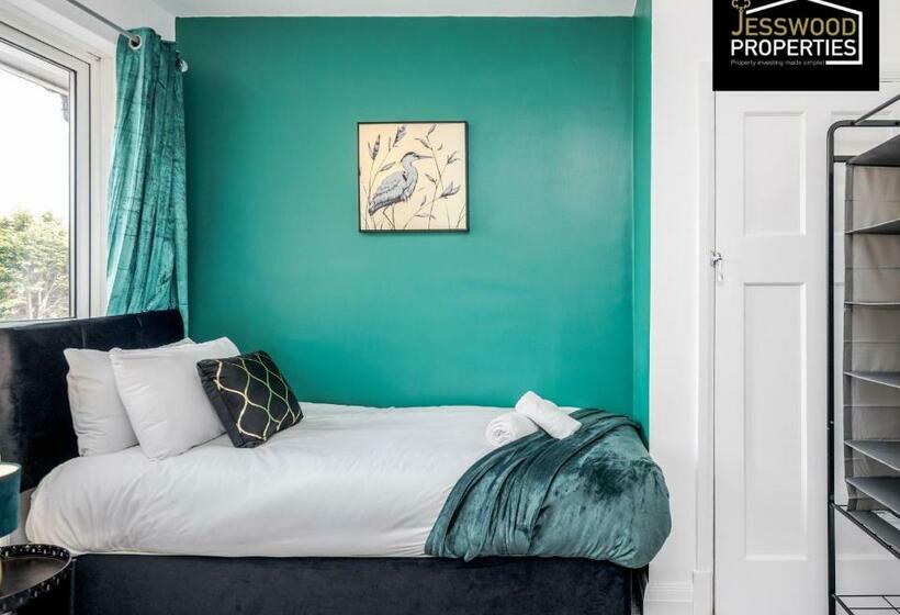 Modern Three Bedroom Contractor House With Free Parking Near M1 Luton Airport By Jesswood Properties