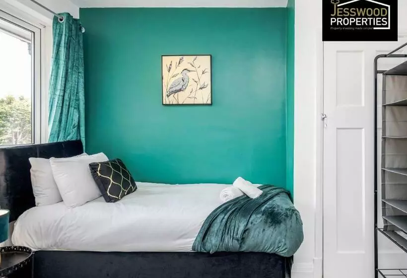 Modern Three Bedroom Contractor House With Free Parking Near M1 Luton Airport By Jesswood Properties