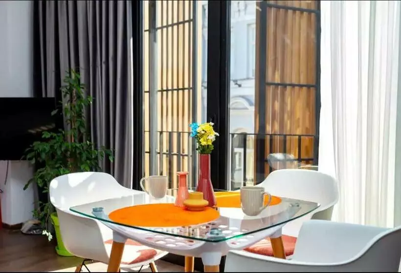 Sunlit Sanctum With A Splash Of Glam! Kare Design