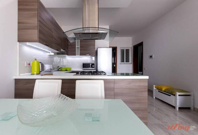 Sunny Penthouse Wterrace And Open Views