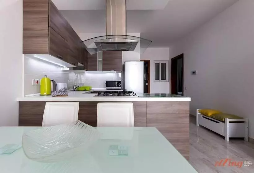 Sunny Penthouse Wterrace And Open Views