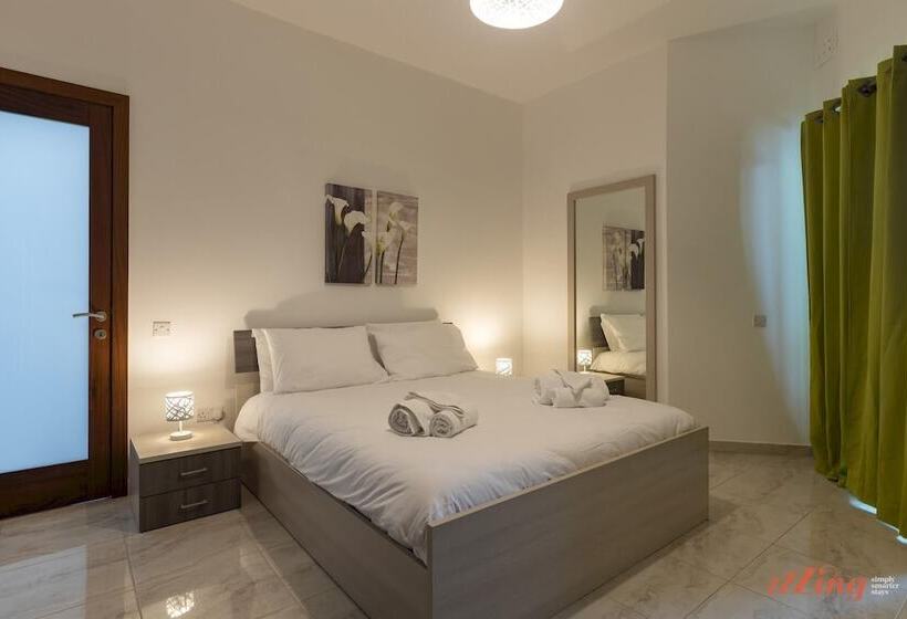 Sunny Penthouse Wterrace And Open Views