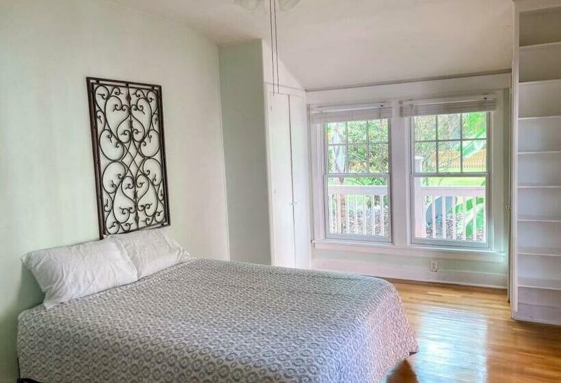 University House   8 Bedrooms Walk To Uf / Stadium