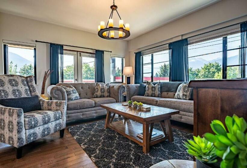 Downunder Mountain Retreat By Revelstoke Vacations