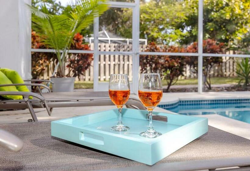 Palm Harbor Paradise   Lovely Home With Pool & Hot Tub