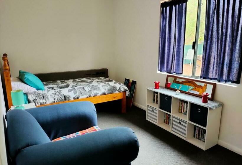 Warren Retreat Cozy And Tranquil 2 Brm Home