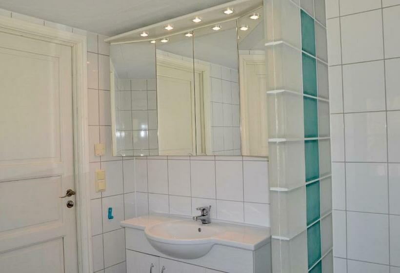 Lake And Forest Hideaway