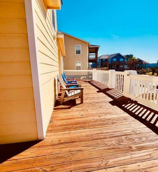 Sunny Delight Sleeps 10 Generous Space!