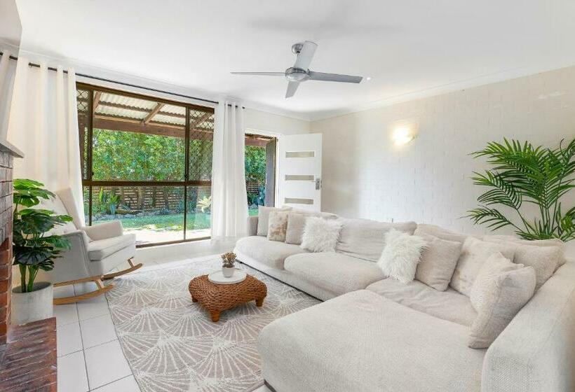 Mudjimba Beach House, Sleeps 6, Pet Friendly