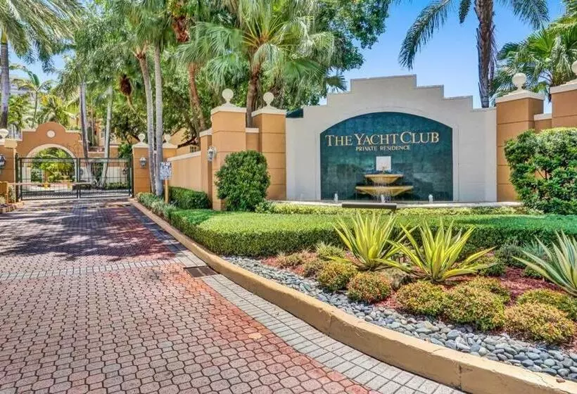 Yacht Club Newly Renovated Parking Included