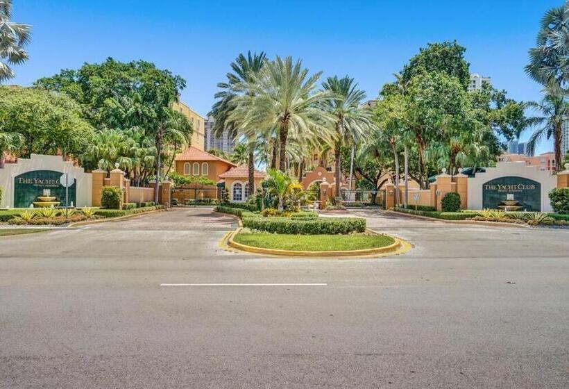 Yacht Club Newly Renovated Parking Included