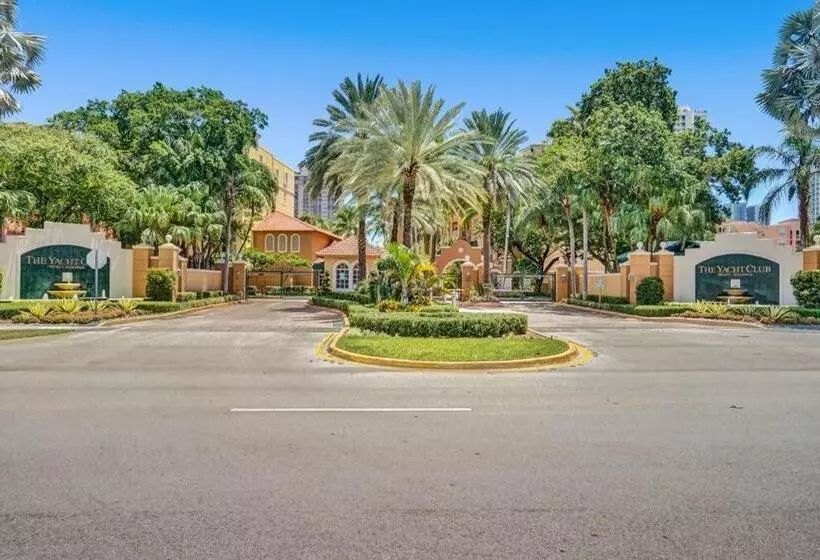 Yacht Club Newly Renovated Parking Included