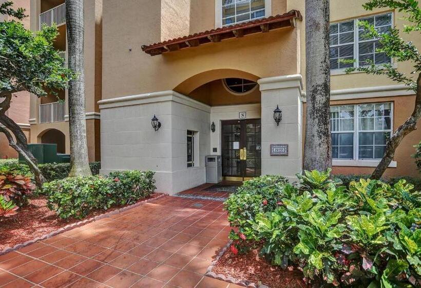 Yacht Club Newly Renovated Parking Included