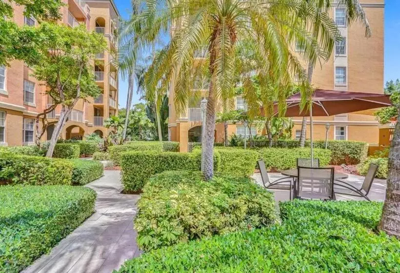 Yacht Club Newly Renovated Parking Included