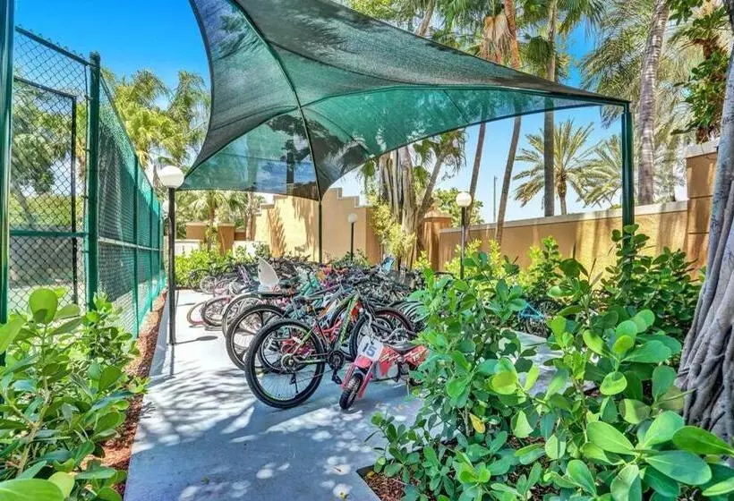 Yacht Club Newly Renovated Parking Included