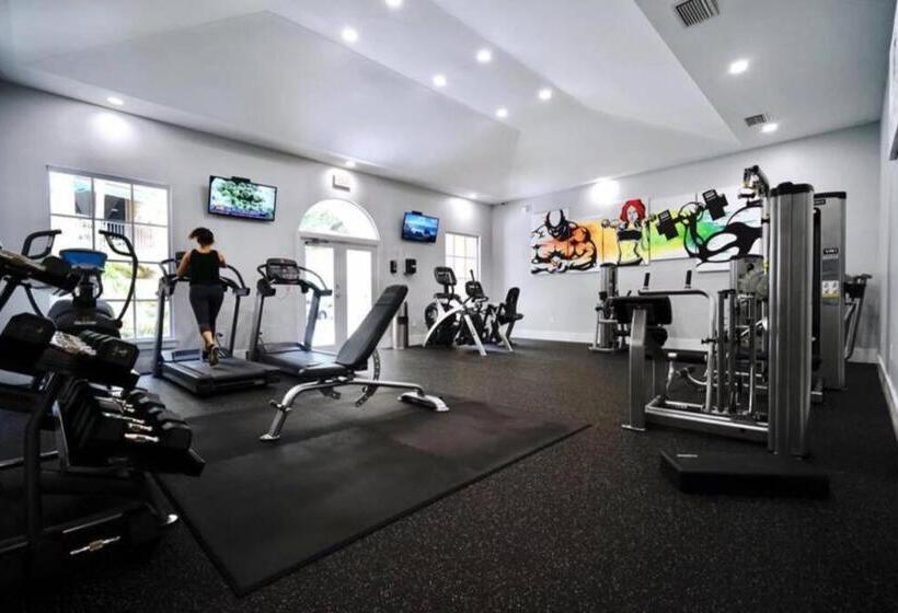 Yacht Club Newly Renovated Parking Included