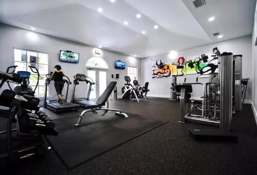 Yacht Club Newly Renovated Parking Included