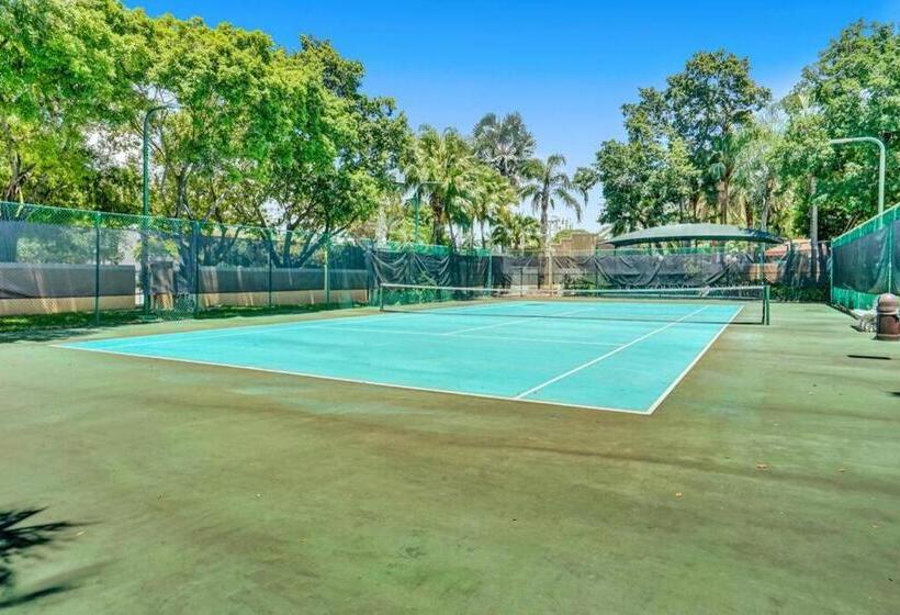 Yacht Club Newly Renovated Parking Included