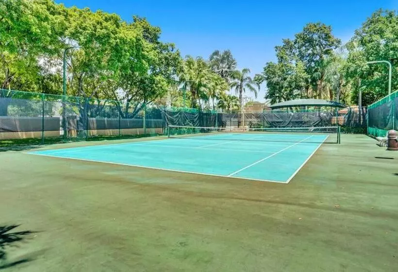 Yacht Club Newly Renovated Parking Included