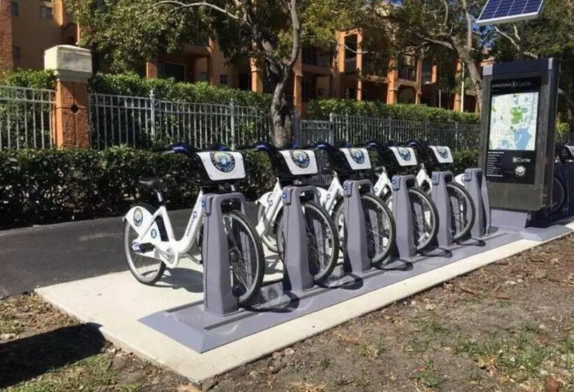 Yacht Club Newly Renovated Parking Included