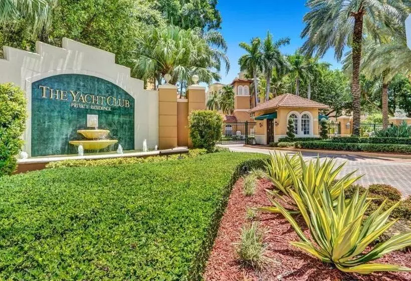 Yacht Club Newly Renovated Parking Included