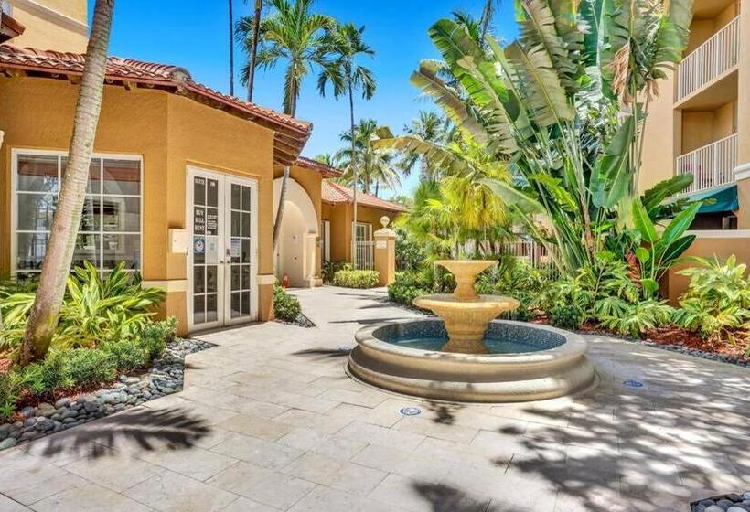 Yacht Club Newly Renovated Parking Included