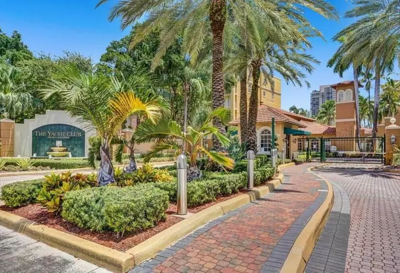 Yacht Club Newly Renovated Parking Included