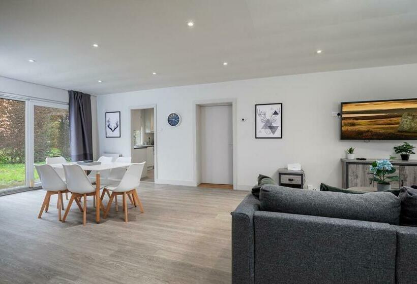 3 Br Bungalow Close To Peak District With Garden