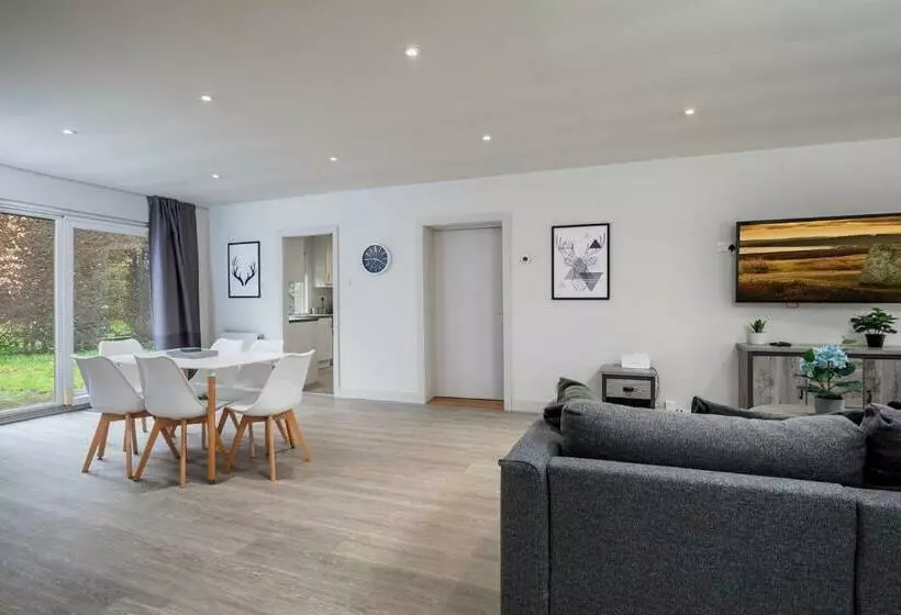 3 Br Bungalow Close To Peak District With Garden