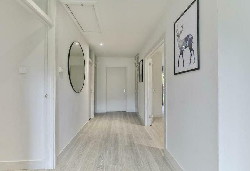 3 Br Bungalow Close To Peak District With Garden