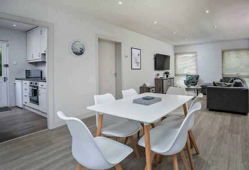 3 Br Bungalow Close To Peak District With Garden