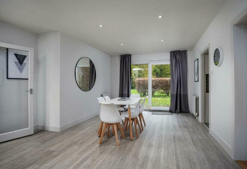 3 Br Bungalow Close To Peak District With Garden