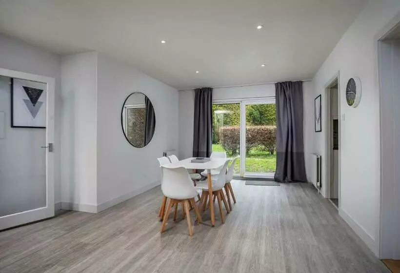 3 Br Bungalow Close To Peak District With Garden