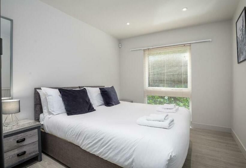 3 Br Bungalow Close To Peak District With Garden