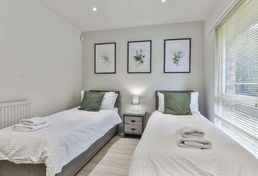 3 Br Bungalow Close To Peak District With Garden