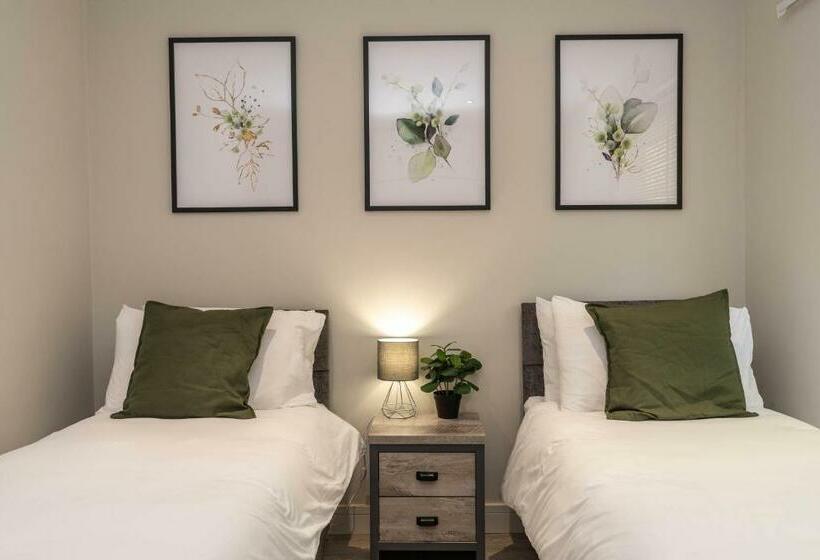 3 Br Bungalow Close To Peak District With Garden