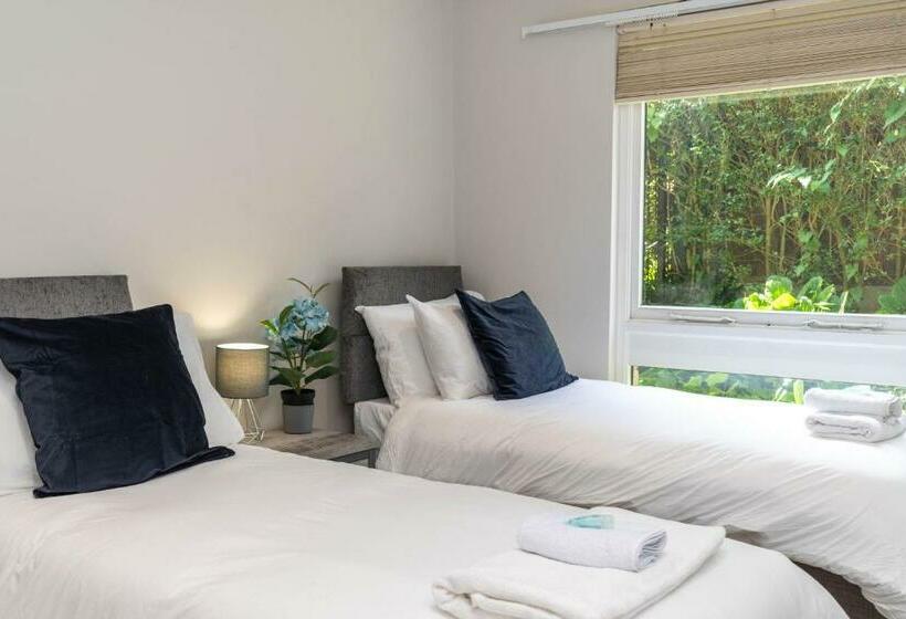 3 Br Bungalow Close To Peak District With Garden