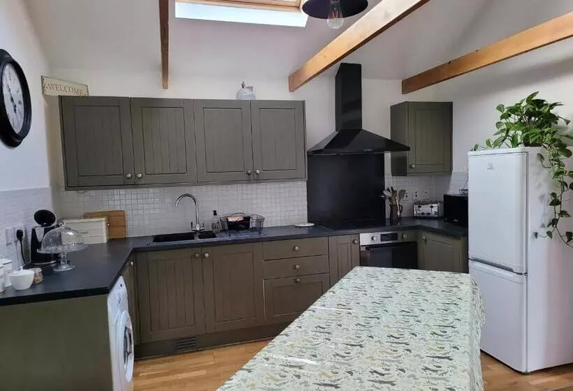 Oak Cottage With Private Log Fired Hot Tub
