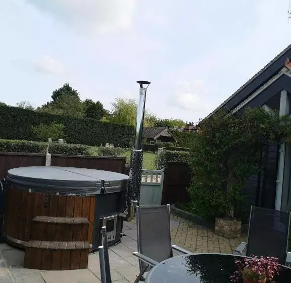 Oak Cottage With Private Log Fired Hot Tub