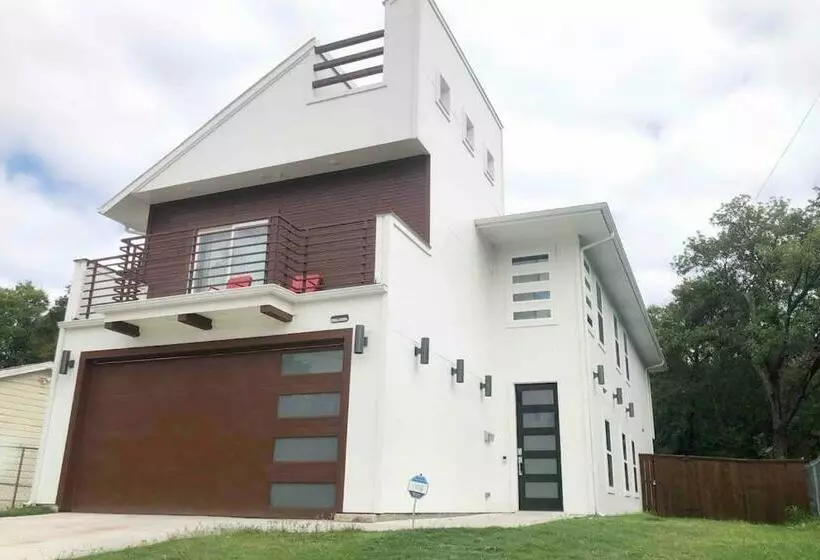 6 Br Big Dallas Home W Hot Tub , Fire Pit & Basketballhoop