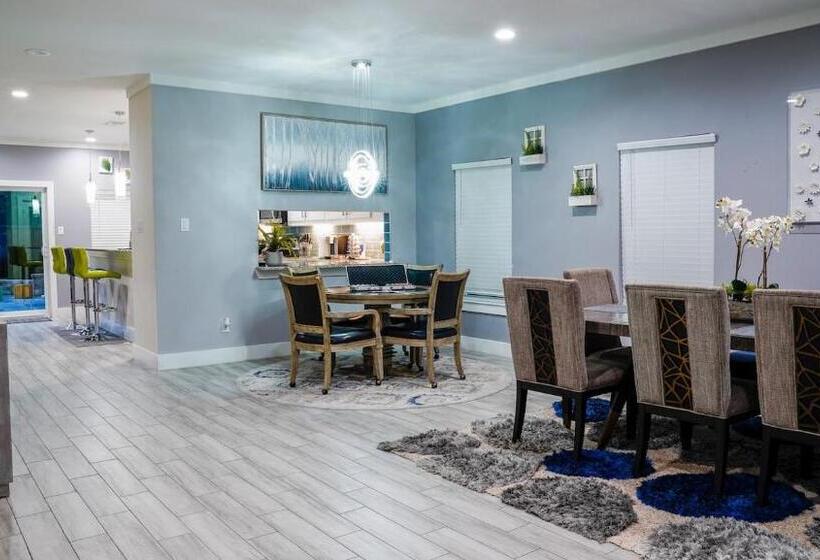 6 Br Big Dallas Home W Hot Tub , Fire Pit & Basketballhoop