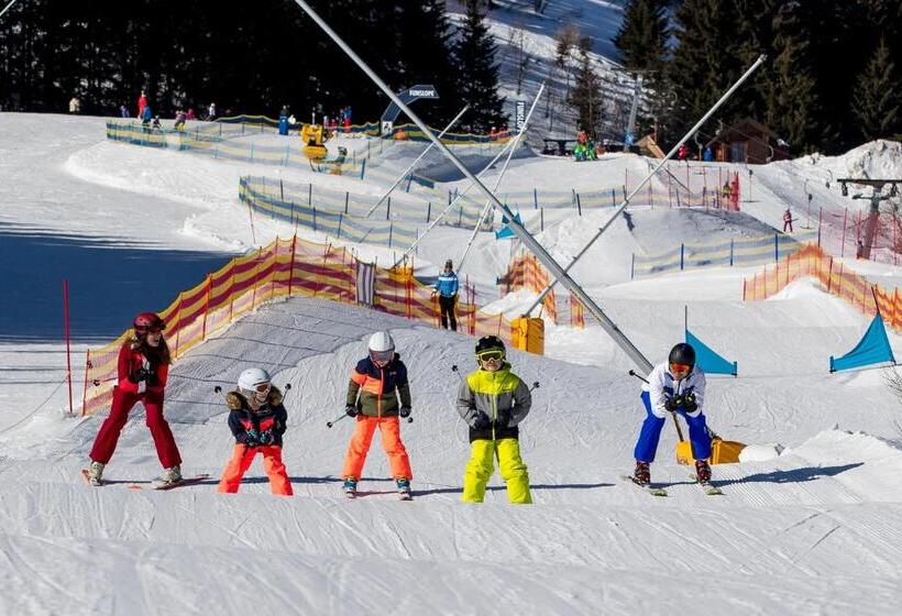 Pool, Pokale, Sauna, Billard, Kirche U. Viel Natur