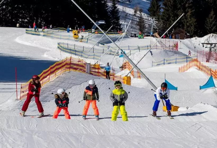 Pool, Pokale, Sauna, Billard, Kirche U. Viel Natur